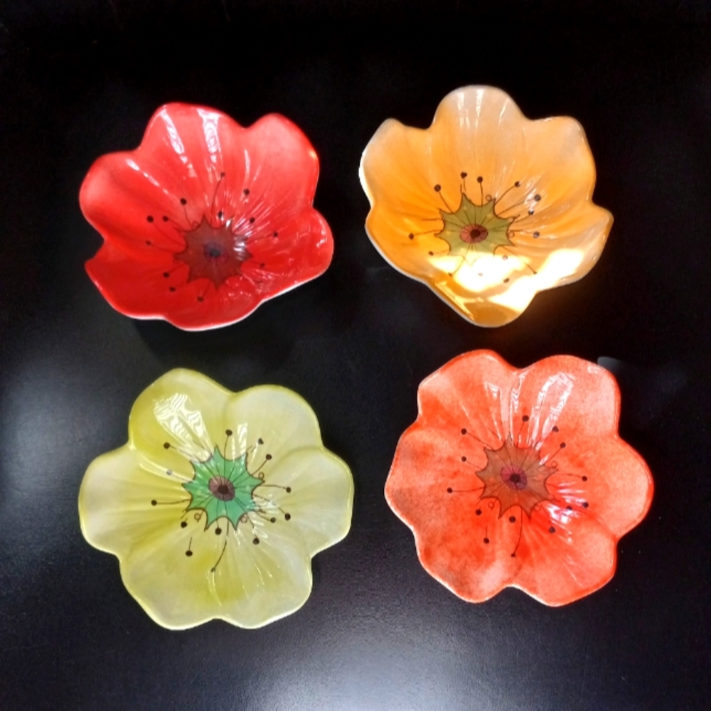 LAURIE GATES PETAL MELAMINE BOWLS